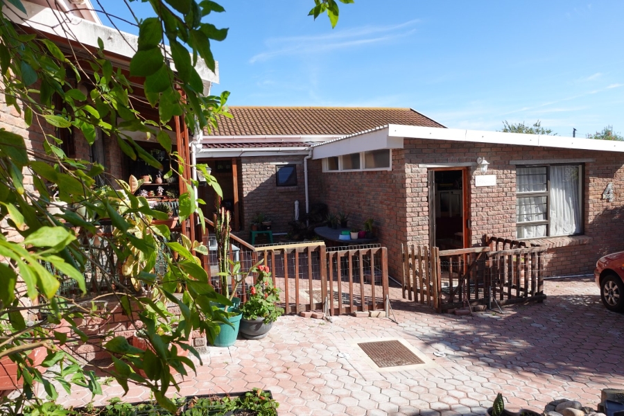 5 Bedroom Property for Sale in Fraaiuitsig Western Cape